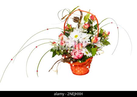 Strauß weißer Kamilen und roter Rosen in Weidenkorb isoliert auf weißem Hintergrund. Blumen, Blumenstrauß in einem stilvollen Korb. Stockfoto