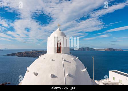 Charakteristische weiße Kuppel mit Blick auf die Caldera im Dorf Fira, Santorin Stockfoto