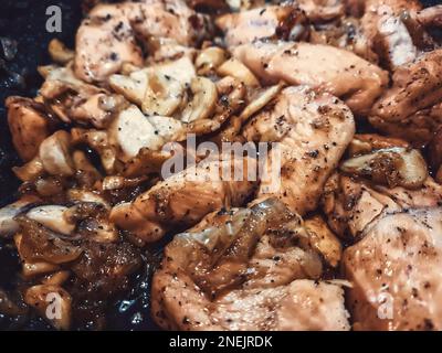 Gesundes, hausgemachtes, köstliches Hühnerfleisch mit frischen Pilzen, Zwiebeln und Kräutern, Keto Food Stockfoto