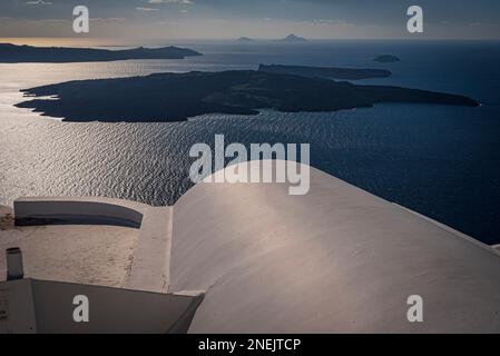 Panoramablick auf die Caldera von den weiß getünchten Dächern des Dorfes Imerovigli, Santorin Stockfoto