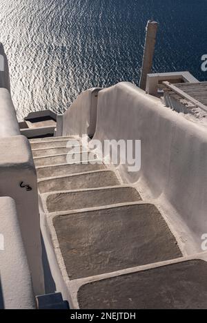 Charakteristische Treppe mit großen grauen Stufen, Santorin Stockfoto