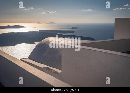 Panoramablick auf die Caldera von den weiß getünchten Dächern des Dorfes Imerovigli, Santorin Stockfoto