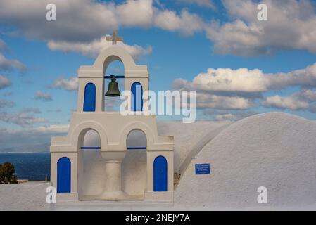 Charakteristischer weiß getünchter Glockenturm im Dorf Oia, Santorin Stockfoto
