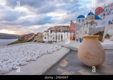 Blick auf das malerische Dorf Oia auf der Insel Santorin Stockfoto