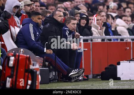 AMSTERDAM – (lr) Ajax Assistenztrainer Michael Reiziger, Ajax Coach John Heitinga während des Spiels der UEFA Europa League zwischen Ajax Amsterdam und dem FC Union Berlin in der Johan Cruijff Arena am 16. Februar 2023 in Amsterdam, Niederlande. ANP MAURICE VAN STONE Stockfoto