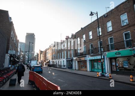 London, Großbritannien. 15. Februar 2023. Die Drummond Street ist vom Umkreis der Baustelle für die Endstation HS2 in Euston aus zu sehen. Der Schatzkanzler Jeremy Hunt teilte am 27. Januar mit, dass das Hochgeschwindigkeitsbahnprojekt Euston wie ursprünglich geplant erreichen wird, nachdem Zeitungsberichte berichtet hatten, dass die Strecke am Old Oak Common enden könnte. Kredit: Mark Kerrison/Alamy Live News Stockfoto