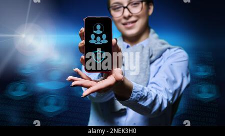 Smartphone-Bildschirm mit Passwortsperre in den Händen einer jungen Frau Stockfoto