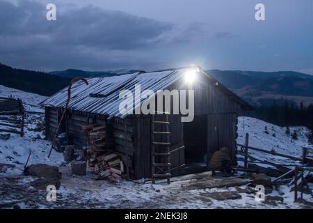 Eine alte Hütte von Hirten in den Karpaten in den Bergen, Abend in der Natur Stockfoto