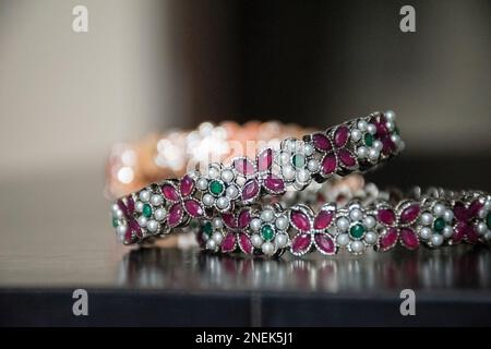 Die traditionellen indischen Designer-Armreifen oder das Armband für Frauen Stockfoto