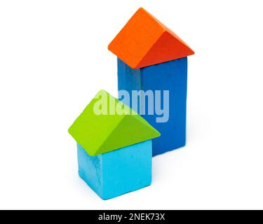 Haus Spielzeugblöcke isolierter weißer Hintergrund, kleines Holzhaus, ein teilweise erbautes Haus, erbaut aus bunten Holzblöcken Gebäude isoliert auf Wai Stockfoto