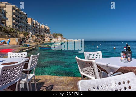 Tisch mit Meerblick im Dorf Marsalforn, Gozo Stockfoto