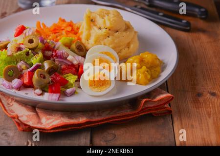 Eiersalat mit cremigen Kartoffelpüree und Piccalilli. Stockfoto