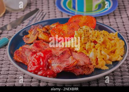 Warmes englisches Frühstück mit Tomatensauce. Stockfoto