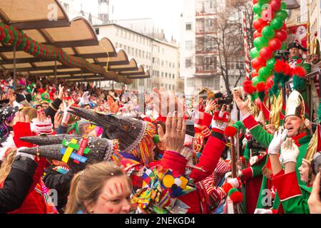 Köln, Deutschland. 16. Februar 2023. Am 16. Februar 2023 versammeln sich Tausende von Feiern auf dem alten Markt in Köln, um die Eröffnung des Frauenkarnevals zu feiern. (Foto: Ying Tang/NurPhoto)0 Kredit: NurPhoto SRL/Alamy Live News Stockfoto