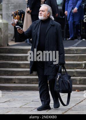 London, Großbritannien 16. Februar 2023 Promi-Fotograf Dave Bennett. Familie, Freunde, Berühmtheiten und Stars der Modewelt kommen in der Southwark Cathedral an, um an einer Gedenkfeier zum Gedenken an Dame Vivienne Westwood teilzunehmen. Stockfoto