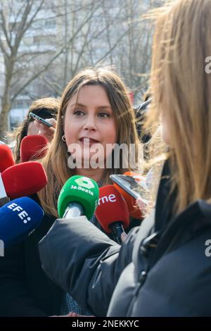Alejandra Jacinto Uranga, Mitglied der Podemos-Fraktion, wird interviewt. Der Verband der professionellen Taxis von Madrid (Federación Pro Stockfoto