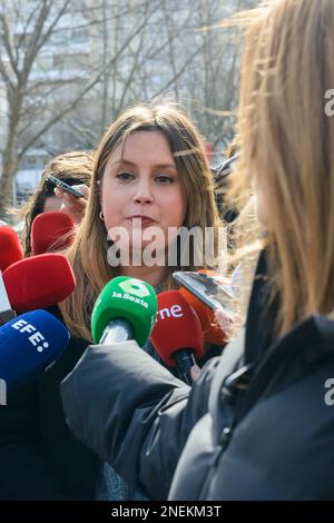 Alejandra Jacinto Uranga, Mitglied der Podemos-Fraktion, wird interviewt. Der Verband der professionellen Taxis von Madrid (Federación Pro Stockfoto