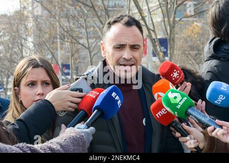 Podemos-IU-Kandidat für das Büro des Bürgermeisters in Madrid, Roberto Sotomayor wird von der Presse interviewt. Der Verband der professionellen Taxis von Madrid (Fed Stockfoto