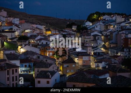 Nachtsicht über die kleine Stadt Cuenca - Castilla - La Mancha, Spanien Stockfoto