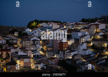 Nachtsicht über die kleine Stadt Cuenca - Castilla - La Mancha, Spanien Stockfoto