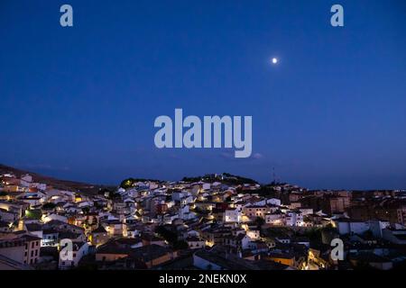 Nachtsicht über die kleine Stadt Cuenca - Castilla - La Mancha, Spanien Stockfoto