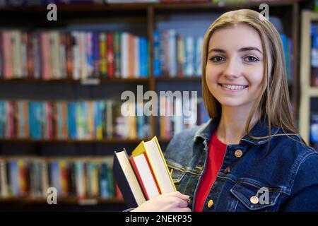 Porträt Einer Jungen Frau Oder Schülerin Mit Büchern Im Buchladen Oder In Der Bibliothek Stockfoto