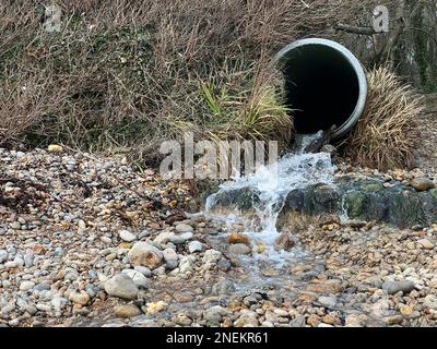 Nahaufnahme Der Waste Pipe, Die Flüssigkeit Auf Den Strand Abgibt Stockfoto