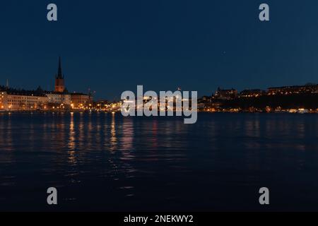 Stadtbild bei Nacht am Hafen in der Hauptstadt von Schweden - Stockholm Stockfoto
