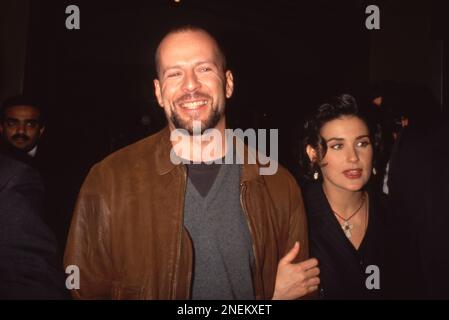 **FILE PHOTO** Bruce Willis Familie kündigt Demenzdiagnose an. Bruce Willis und Demi Moore bei Der Premiere Einiger guter Männer am 9. Dezember 1992 im Mann Village Theatre in Westwood, Kalifornien. Kredit: Ralph Dominguez/MediaPunch Stockfoto