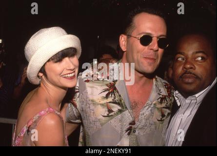 **FILE PHOTO** Bruce Willis Familie kündigt Demenzdiagnose an. Bruce Willis und Demi Moore mit Reginald VelJohnson bei der „die Hard 2" Westwood Premiere am 2. Juli 1990 in den Avco Centre Cinemas in Westwood, Kalifornien. Kredit: Ralph Dominguez/MediaPunch Stockfoto