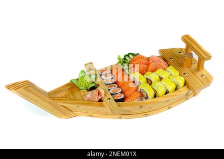 Eine Nahaufnahme einiger Sushi-Rollen auf einem Boot mit weißem Hintergrund Stockfoto