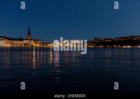 Stadtbild bei Nacht am Hafen in der Hauptstadt von Schweden - Stockholm Stockfoto