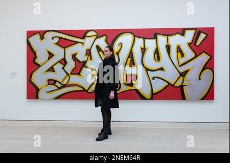 London, Großbritannien. 16. Februar 2023. LONDON, VEREINIGTES KÖNIGREICH - 16. FEBRUAR 2023: Ein Mitarbeiter der Galerie posiert mit Graffiti von ZEPHYR während einer Pressevorstellung für Beyond the Streets, die umfassendste Graffiti- und Street Art-Ausstellung im Vereinigten Königreich, in der Saatchi Gallery in London, Vereinigtes Königreich, am 16. Februar 2023. Die Ausstellung (17. Februar bis 9. Mai 2023) zeigt Werke von über 100 Künstlern auf allen drei Etagen der berühmten Saatchi Gallery in London. (Foto: Wiktor Szymanowicz/NurPhoto) Kredit: NurPhoto SRL/Alamy Live News Stockfoto