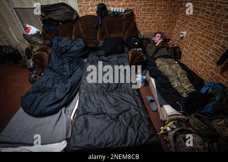 Region Donezk, Ukraine. 14. Februar 2023. Donezk-Region, Ukraine - 14. Februar 2023: Tägliches Leben in einem ukrainischen Armee-Außenposten in der Nähe der Donezkfront. (Foto: Kish Kim/Sipa USA) *** Korea out *** Kredit: SIPA USA/Alamy Live News Stockfoto