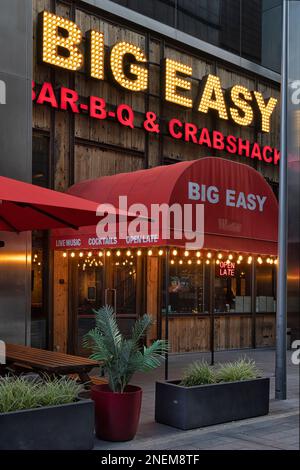 LONDON, Großbritannien - 13. NOVEMBER 2022: Eingang und Schild für das Big Easy Restaurant im Westfield Centre in Stratford mit Schild Stockfoto