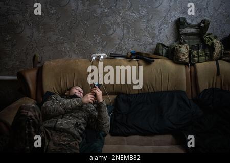 Region Donezk, Ukraine. 14. Februar 2023. Donezk-Region, Ukraine - 14. Februar 2023: Tägliches Leben in einem ukrainischen Armee-Außenposten in der Nähe der Donezkfront. (Foto: Kish Kim/Sipa USA) *** Korea out *** Kredit: SIPA USA/Alamy Live News Stockfoto