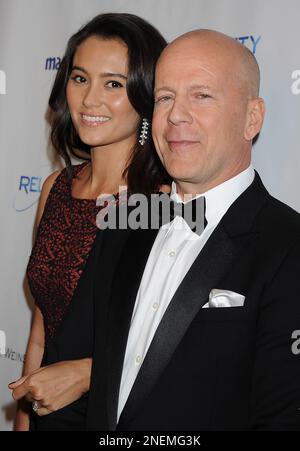 BEVERLY HILLS, CA - 05. JANUAR: Emma Heming; Bruce Willis trifft am 16. Januar 2011 bei den alljährlichen Golden Globe Awards 68. im Beverly Hilton Hotel in Beverly Hills, Kalifornien ein. Leute: Emma Heming; Bruce Willis Stockfoto