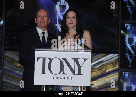 NEW YORK, NY - 28. April: Schauspieler Bruce Willis (L) und Mary-Louise Parker auf der Bühne sprechen bei der Tony Awards Nominierungen 2015 Ankündigung im Diamond Horseshoe im Paramount Hotel am 28. April 2015 in New York City. Personen: Bruce Willis, Mary-Louise Parker Stockfoto