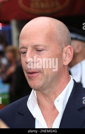 LONDON - 22 2006. JUNI: Der Schauspieler Bruce Willis kommt zur britischen Premiere von „Over the Hedge“ im Vue West End am 22. Juni 2006 in London, England. Menschen; Bruce Willis Stockfoto