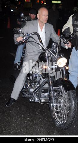 NEW YORK - 17. JANUAR 2008: Schauspieler Bruce Willis, Sylvester Stallone, The Teutul's ( America Chopper) und Gastgeber David Letterman treten alle auf Chopper Motorcycles auf, um die Aufnahme von „Late Show with David Letterman“ im Ed Sullivan Theater am 17. Januar 2008 in New York City zu sehen. Leute: Bruce Willis www.StormsMediaGroup.com Stockfoto