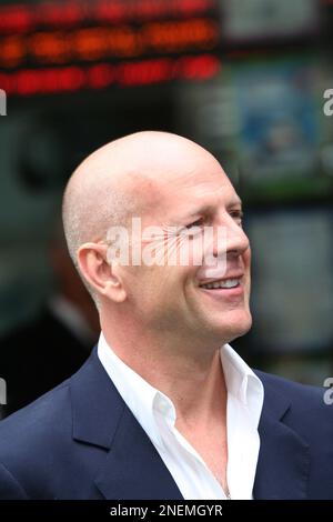 LONDON - 22 2006. JUNI: Der Schauspieler Bruce Willis kommt zur britischen Premiere von „Over the Hedge“ im Vue West End am 22. Juni 2006 in London, England. Menschen; Bruce Willis Stockfoto