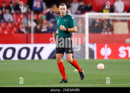 Sevilla, Spanien. 16. Februar 2023. Schiedsrichter Radu Petrescu wärmt sich vor dem Spiel der UEFA Europa League zwischen dem FC Sevilla und PSV Eindhoven auf dem Estadio Ramon Sanchez Pizjuan in Sevilla auf. (Foto: Gonzales Photo/Alamy Live News Stockfoto