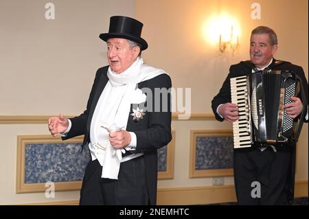 Wien, Österreich. 16. Februar 2023. Fotoanruf mit Richard Lugner (L) im Opera Ball Robe Stockfoto