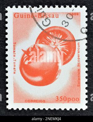 Abgesagte Briefmarke, gedruckt von Guinea-Bissau, auf der Tomate, ca. 1989, zu sehen ist. Stockfoto