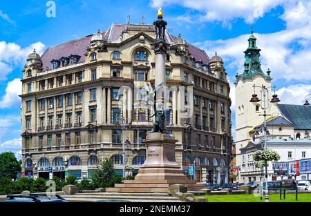 Lemberg, Ukraine - 3. Juni 2014: Denkmal für Adam Mickiewicz in Lemberg auf dem Platz Adam Mickiewicz an einem sonnigen Nachmittag. Adam-Mickiewicz-Säule in LVI Stockfoto