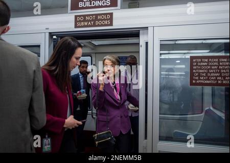 Washington, Vereinigte Staaten. 16. Februar 2023. US-Senatorin Dianne Feinstein (Demokrat von Kalifornien) kommt am Donnerstag, den 16. Februar 2023, zur Abstimmung im US-Kapitol in Washington, DC, in der U-Bahn des Senats an. Kredit: Rod Lamkey/CNP/dpa/Alamy Live News Stockfoto