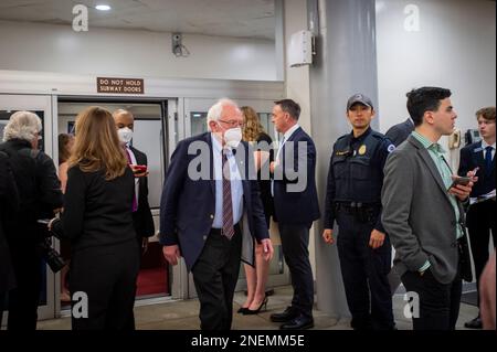 Washington, Vereinigte Staaten. 16. Februar 2023. US-Senator Bernie Sanders (Independent of Vermont) kommt am Donnerstag, den 16. Februar 2023, zur Abstimmung im US Capitol in Washington, DC, in der U-Bahn des Senats an. Kredit: Rod Lamkey/CNP/dpa/Alamy Live News Stockfoto