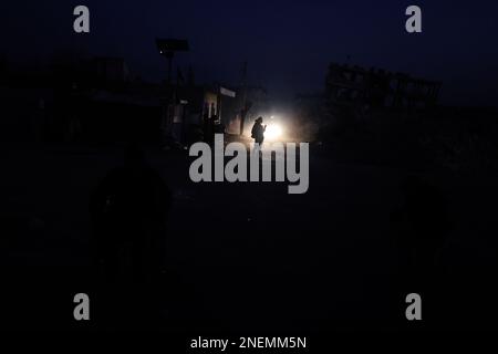 Jindires, Syrien. 16. Februar 2023. Ein Syrer steht in einer Straße, die durch das Erdbeben zerstört wurde, das die türkisch-syrische Grenze durchriss. Kredit: Anas Alkharboutli/dpa/Alamy Live News Stockfoto