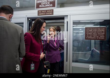 Washington, Vereinigte Staaten. 16. Februar 2023. US-Senatorin Dianne Feinstein (Demokrat von Kalifornien) kommt am Donnerstag, den 16. Februar 2023, zur Abstimmung im US-Kapitol in Washington, DC, in der U-Bahn des Senats an. Kredit: Rod Lamkey/CNP/dpa/Alamy Live News Stockfoto