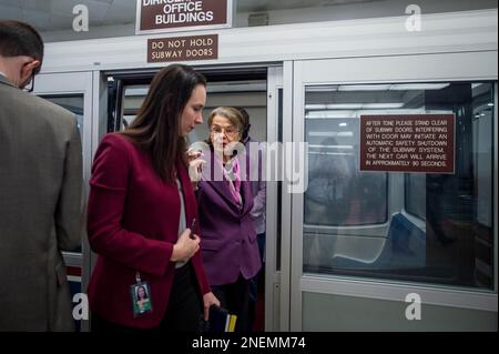 Washington, Vereinigte Staaten. 16. Februar 2023. US-Senatorin Dianne Feinstein (Demokrat von Kalifornien) kommt am Donnerstag, den 16. Februar 2023, zur Abstimmung im US-Kapitol in Washington, DC, in der U-Bahn des Senats an. Kredit: Rod Lamkey/CNP/dpa/Alamy Live News Stockfoto